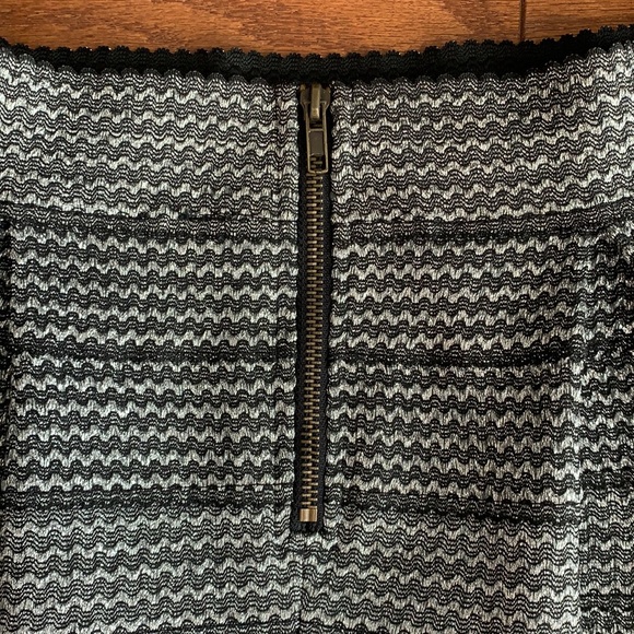 Design Lab Lord & Taylor Fit & Flare Mini Skirt Metallic Pleated Size Large - Picture 9 of 9